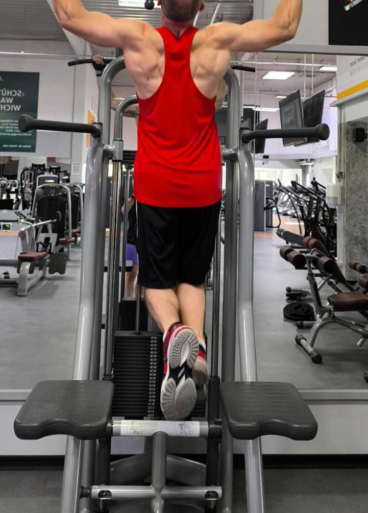 Thomas Mayer beim Training im Fitnessstudio